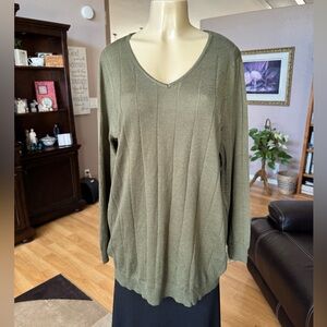 Roaman’s olive green long sleeve Vneck lightweight sweater-size 12